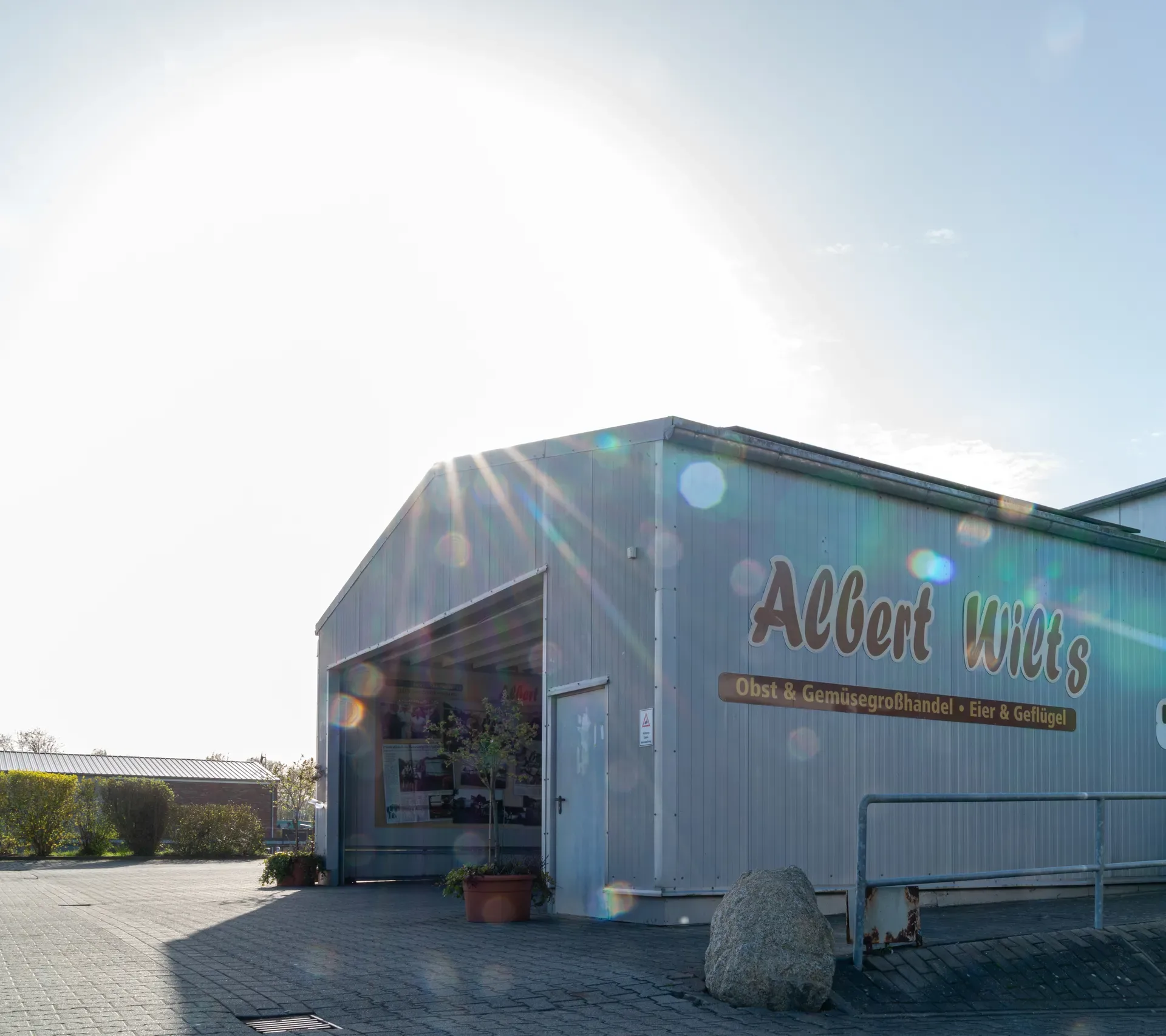Außenansicht des Obst- und Gemüsehandels Albert Wilts in Upgant-Schott